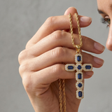 Colar Elegante com Cruz de Zircónias