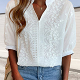 Cambria – Blusa Cambria com gola cortada e bordado