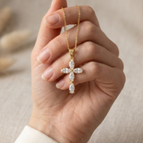 Colar com Cruz Dourada em Forma de Flor
