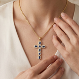 Colar Elegante com Cruz de Zircónias