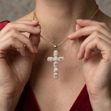 Colar Elegante com Cruz de Zircónias