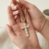 Colar Elegante com Cruz de Zircónias