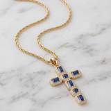 Colar Elegante com Cruz de Zircónias