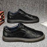 Sapatos clássicos de couro slip-on