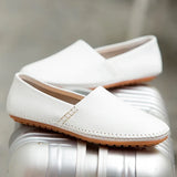 Mocassins em pele clara