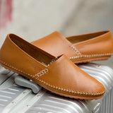 Mocassins em pele clara