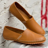 Mocassins em pele clara
