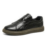 Sapatos clássicos de couro slip-on