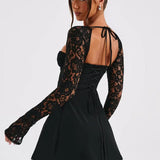 Flora - Vestido curto com detalhes em renda