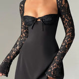 Flora - Vestido curto com detalhes em renda