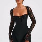 Flora - Vestido curto com detalhes em renda