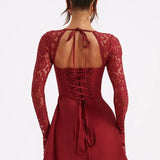 Flora - Vestido curto com detalhes em renda