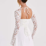 Flora - Vestido curto com detalhes em renda