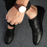 Sapatos elegantes em pele