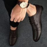Sapatos elegantes em pele