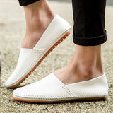 Mocassins em pele clara
