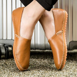 Mocassins em pele clara