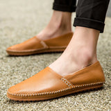 Mocassins em pele clara