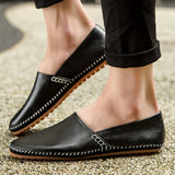 Mocassins em pele clara