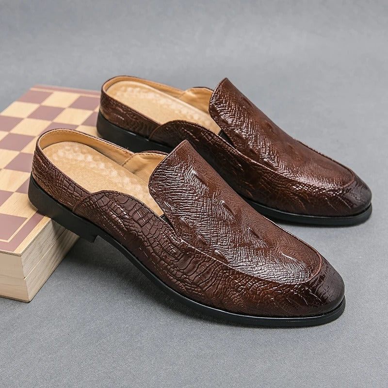 Sapatos elegantes com estampado de crocodilo