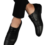 Sapatos elegantes em pele